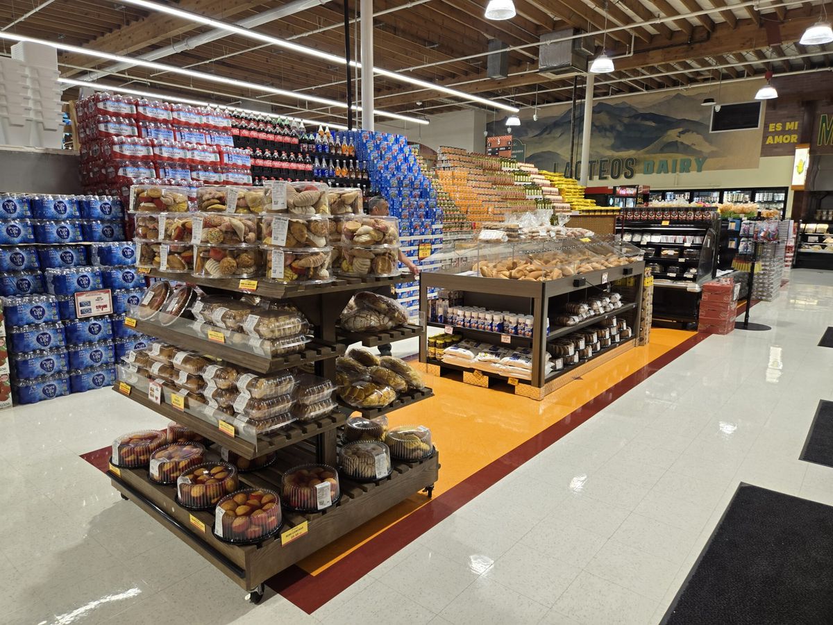 Las Montañas: Market floor
