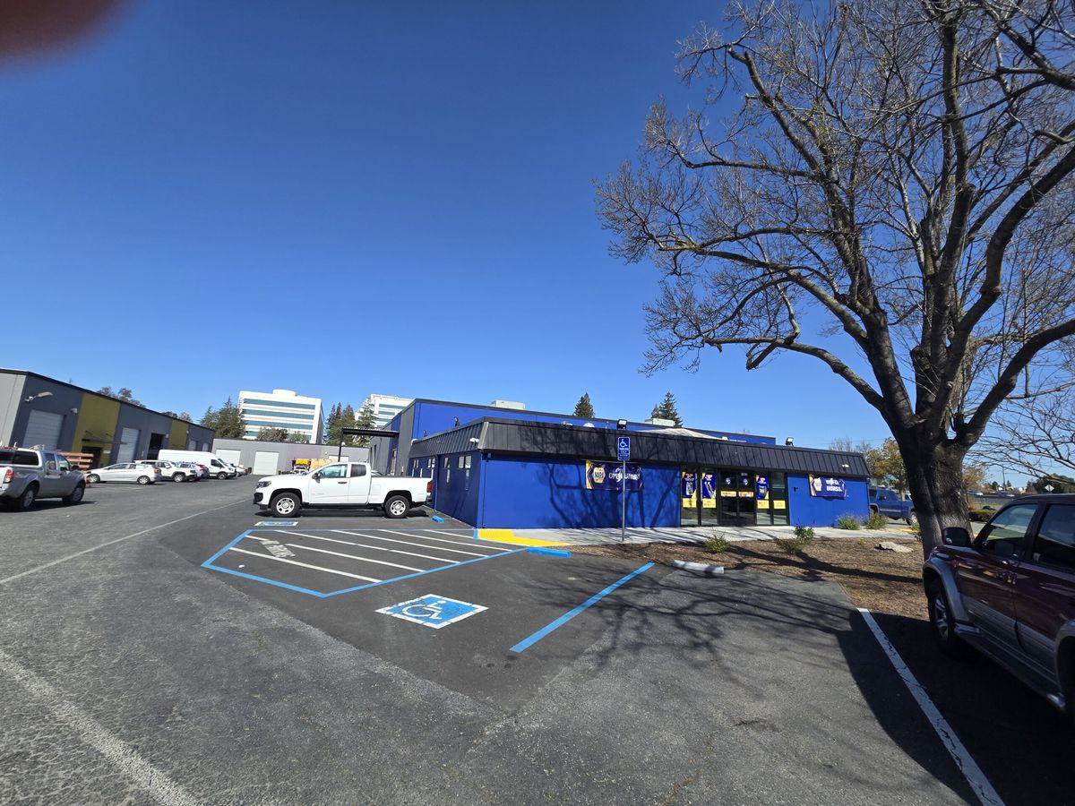 Napa Auto Parts Regional Distribution Center: Building exterior